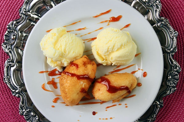 Nas férias as crianças, que gastam muitas energias em brincadeiras, merecem um lanche mais caprichado; é para elas a receita de banana caramelizada com sorvete de creme